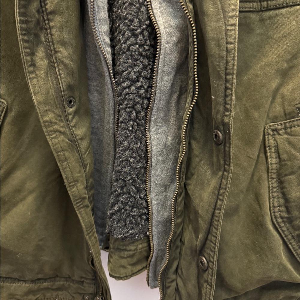 Vintage Levi's green trucker jacket with grey hood and fleece lining - Picture 8 of 10